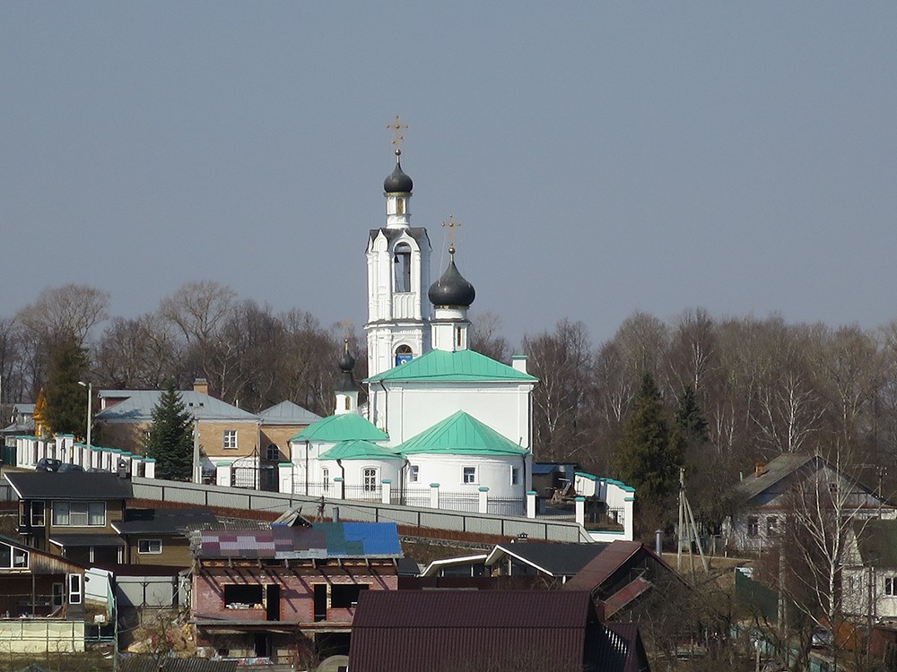 Волоколамск. Церковь Покрова Пресвятой Богородицы. общий вид в ландшафте, Церковь Покрова Пресвятой Богородицы. Колокольня храма имеет заметный наклон в сторону.