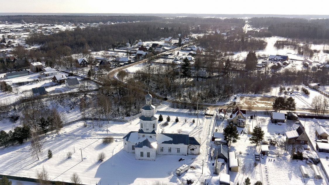 Церковь Благовещения Пресвятой Богородицы, Бражниково (Волоколамский городской округ, Московская область). общий вид в ландшафте