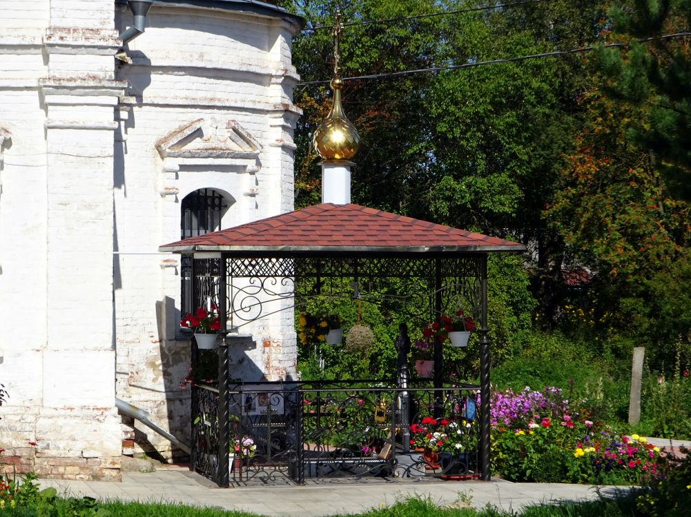 Церковь Троицы Живоначальной, Троицкая Слобода (Переславский район и г. Переславль-Залесский, Ярославская область). дополнительная информация, Часовня на могиле Миши-Самуила (местночтимого святого Ярославской епархии) у алтаря