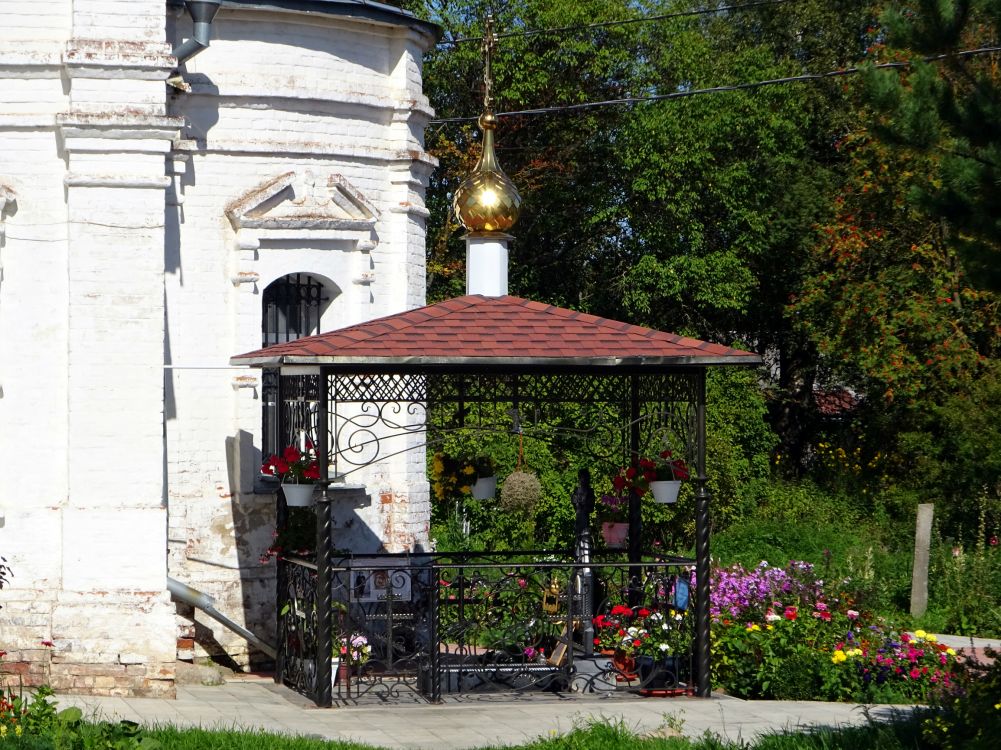 Переславль-Залесский. Церковь Троицы Живоначальной. дополнительная информация, Часовня на могиле Миши-Самуила (местночтимого святого Ярославской епархии) у алтаря