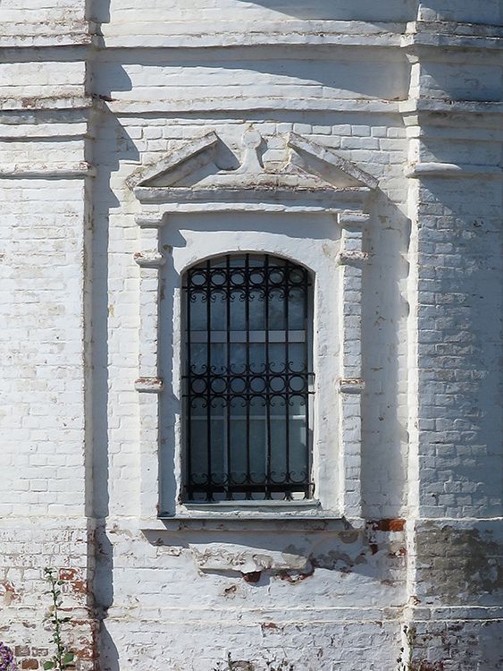 Церковь Троицы Живоначальной, Троицкая Слобода (Переславский район и г. Переславль-Залесский, Ярославская область). архитектурные детали, Окно на апсиде храма.