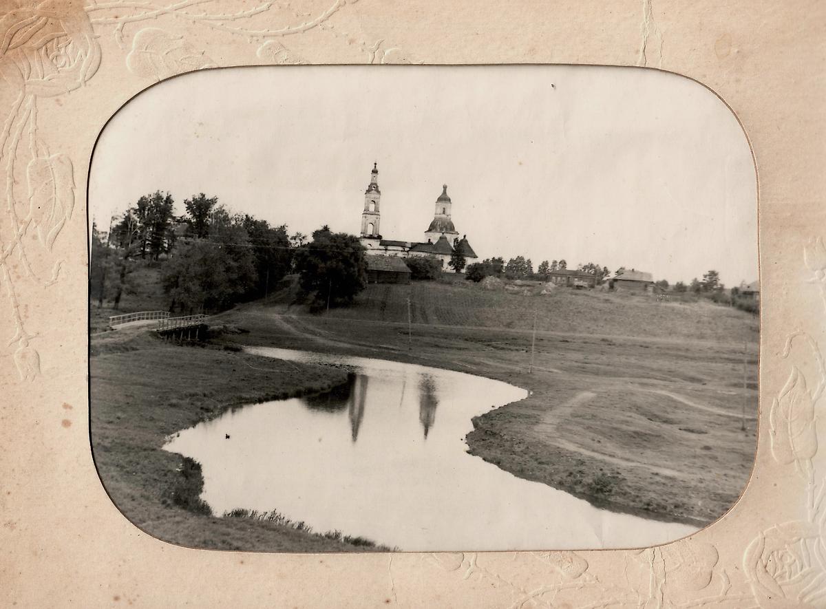 Фёдоровское. Вид на Церковь Всех Скорбящих, мост через р. Колпяна. Фото 1930-х гг. Источник:https://goskatalog.ru/portal/#/collections?id=19735772 , архивная фотография. Церковь иконы Божией Матери "Всех скорбящих Радость", Фёдоровское (Волоколамский городской округ, Московская область)