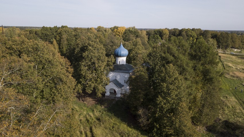 Церковь Олега Брянского, Осташёво (Волоколамский городской округ, Московская область). общий вид в ландшафте, Церковь Олега Брянского