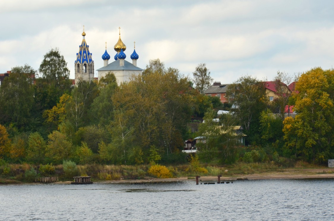 Норское. Церковь Успения Пресвятой Богородицы. общий вид в ландшафте, Вид с Волги