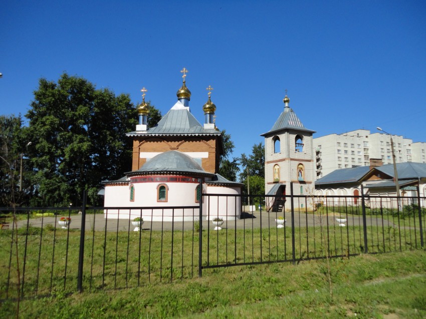 Кострома. Церковь Петра и Павла и Преподобных Ферапонта, Адриана и Феодосия Монзенских. общий вид в ландшафте