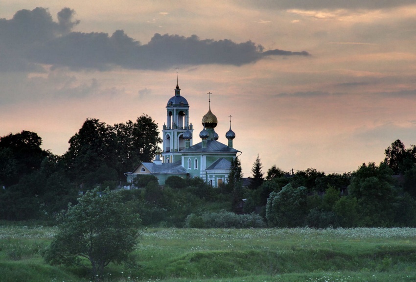 Деболовское. Церковь Сергия Радонежского. общий вид в ландшафте