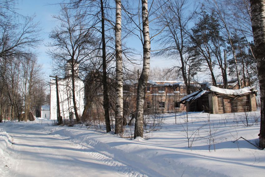 Николо-Бабаевский монастырь, Некрасовское (Некрасовский район, Ярославская область). дополнительная информация, Вход в монастырь со стороны п. Некрасовское. Слева-направо: церковь Иверской иконы Божией матери, гостевой дом.