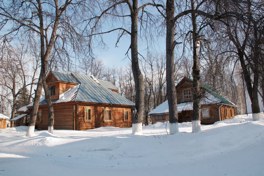 Николо-Бабаевский монастырь, Некрасовское (Некрасовский район, Ярославская область). дополнительная информация, Вид внутреннего двора. Слева-напрво: дом-музей митрополита РязВид внутреннего двора. Слева-направо: дом архиепископа Михея, дом-музей митрополита Рязанского и Касимовского Симона