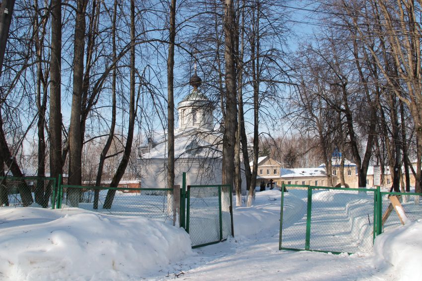 Николо-Бабаевский монастырь, Некрасовское (Некрасовский район, Ярославская область). дополнительная информация, Слева-направо: церковь Иоанна Златоуста, монастырские кельи с надвратной церковью Успения Пресвятой Богородицы