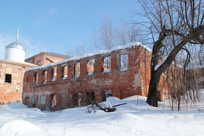 Николо-Бабаевский монастырь, Некрасовское (Некрасовский район, Ярославская область). фасады, Руины построек с южной стороны монастыря
