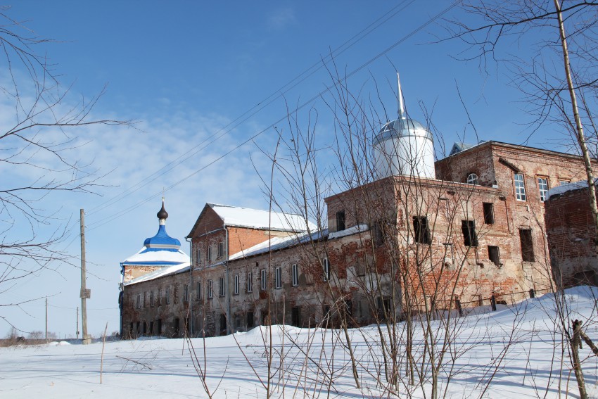 Николо-Бабаевский монастырь, Некрасовское (Некрасовский район, Ярославская область). общий вид в ландшафте, Вид со стрелки р. Солоница и Волги на западный фасад монастыря