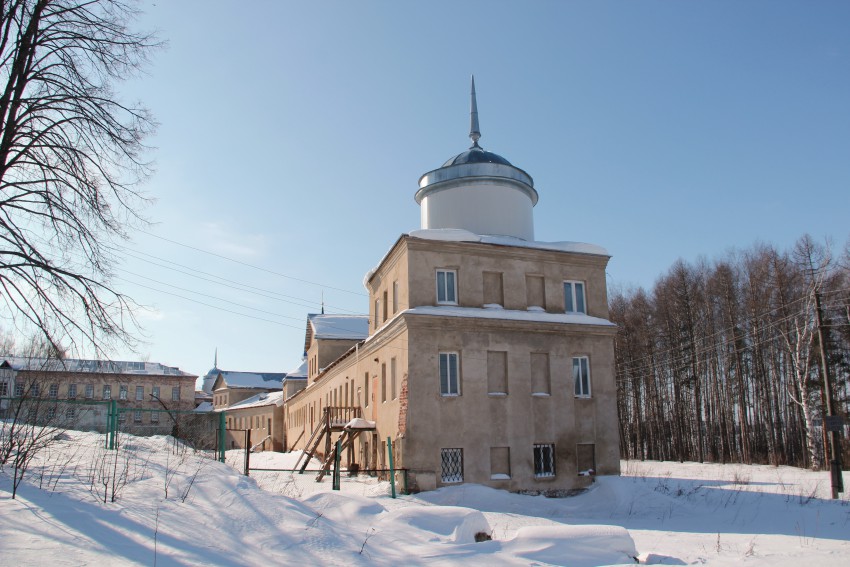 Николо-Бабаевский монастырь, Некрасовское (Некрасовский район, Ярославская область). общий вид в ландшафте, Монастырские кельи