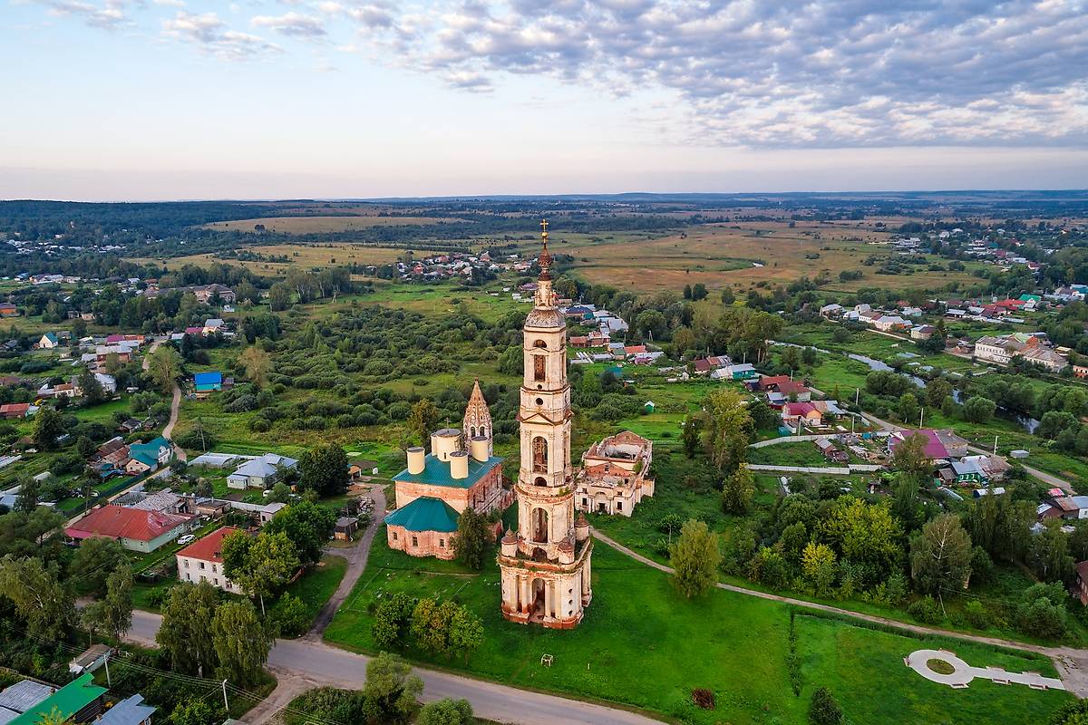 общий вид в ландшафте. Храмовый комплекс. Церкви Никиты мученика и Петра и Павла, Поречье-Рыбное (Ростовский район, Ярославская область)