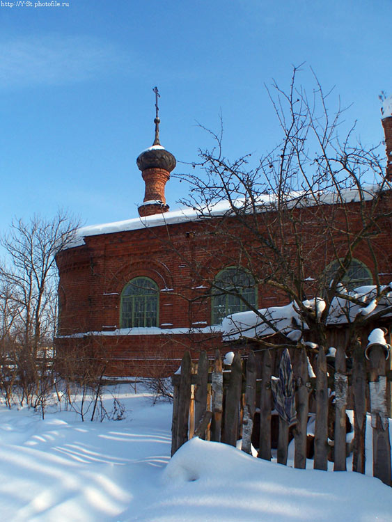 Церковь Тихона Амафунтского, Тутаев (Тутаевский район, Ярославская область). архитектурные детали, Вид со двора жилого дома.