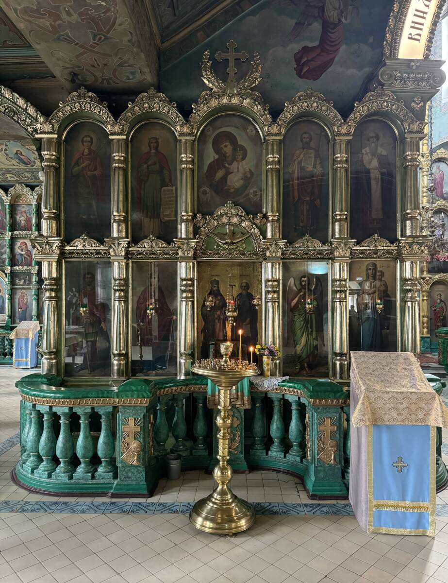 Церковь Иоанна Златоуста, Астрахань (Астрахань, город, Астраханская область). интерьер и убранство, Иконостас на столпе между средним нефом и северным приделом