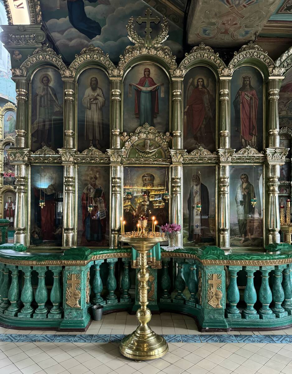 Церковь Иоанна Златоуста, Астрахань (Астрахань, город, Астраханская область). интерьер и убранство, Иконостас на столпе между средним нефом и южным приделом