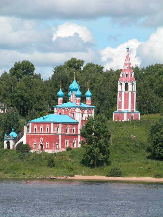 Церковь Казанской иконы Божией Матери и Преображения Господня, Тутаев (Тутаевский район, Ярославская область). фасады, Вид от Воскресенского собора 
