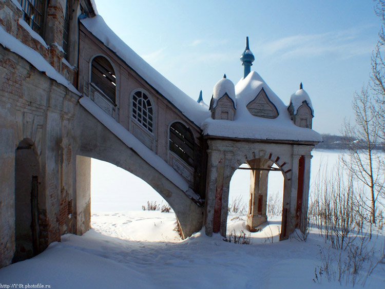 Церковь Казанской иконы Божией Матери и Преображения Господня, Тутаев (Тутаевский район, Ярославская область). архитектурные детали, Бывший вход в верхний храм. В настоящий момент закрыт, лестница сломана.