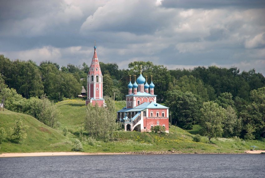 Церковь Казанской иконы Божией Матери и Преображения Господня, Тутаев (Тутаевский район, Ярославская область). общий вид в ландшафте
