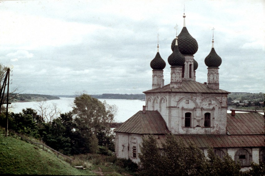 Тутаев. Церковь Казанской иконы Божией Матери и Спаса Преображения. фасады, Фотография выполнена на обращаемую пленку ORWOCHROM