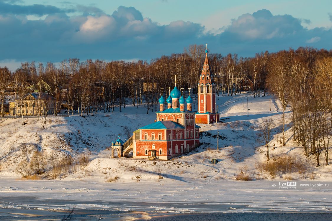 Тутаев. Церковь Казанской иконы Божией Матери и Спаса Преображения. общий вид в ландшафте, Вид с правого берега