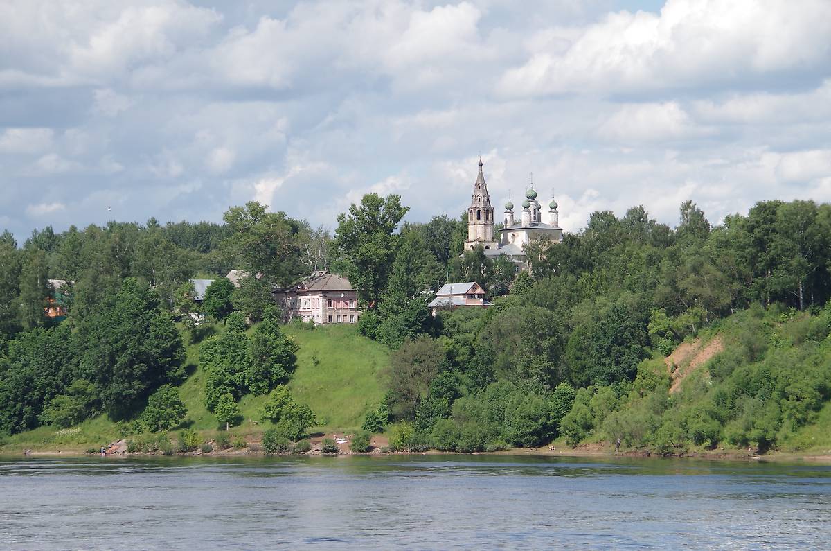 общий вид в ландшафте. Церковь Спаса Нерукотворного Образа и Михаила Архангела (Спасо-Архангельская), Тутаев (Тутаевский район, Ярославская область)