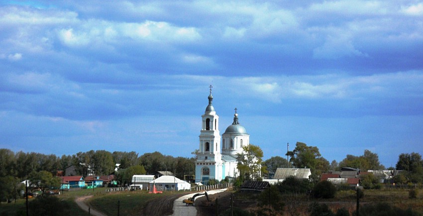 Суворово. Церковь Успения Пресвятой Богородицы. общий вид в ландшафте