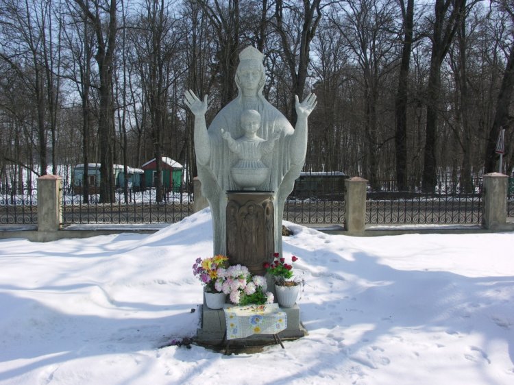 Церковь Казанской иконы Божией Матери (каменная), Ламишино (Истринский городской округ и ЗАТО Восход, Московская область). дополнительная информация, памятник Богородице за алтарем