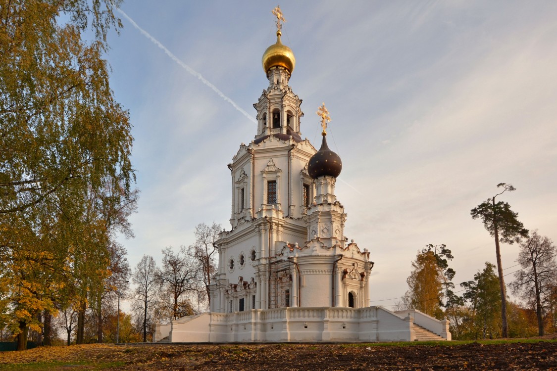 Строгино. Троицкое подворье Покровского монастыря в Троице-Лыкове. Церковь Троицы Живоначальной. общий вид в ландшафте, Общий вид с северо-запада