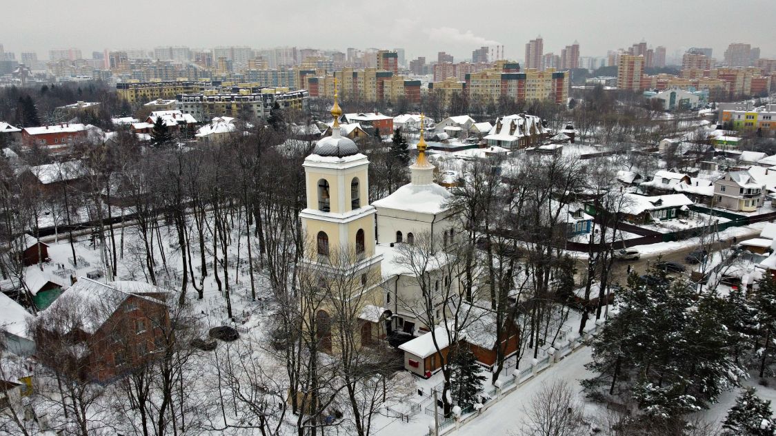 Церковь Владимирской иконы Божией Матери в Куркине, Куркино (Северо-Западный административный округ (СЗАО), г. Москва). общий вид в ландшафте