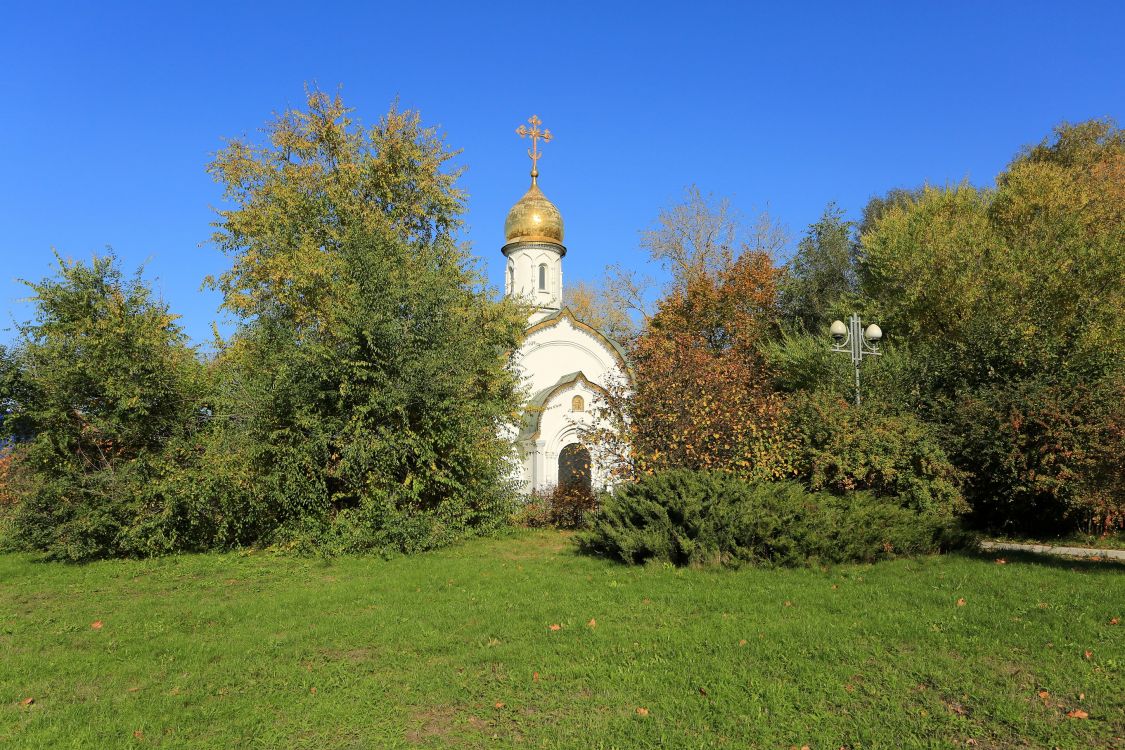 Часовня Феодоровской иконы Божией Матери в Братцеве, Северное Тушино (Северо-Западный административный округ (СЗАО), г. Москва). общий вид в ландшафте