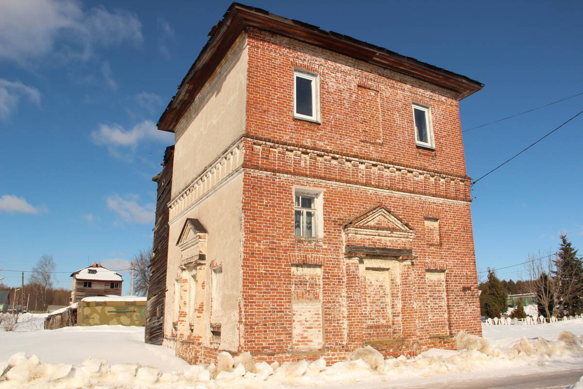 Петровский монастырь, Ростов Великий (Ростовский район, Ярославская область). дополнительная информация, Перестроенная в жилой дом юго-западная башня монастырской стены