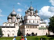 Митрополичий двор, Слева - Успенский собор<br>, Ростов Великий, Ростовский район, Ярославская область
