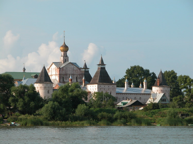 Митрополичий двор, Ростов Великий (Ростовский район, Ярославская область). дополнительная информация, Вид с озера Неро