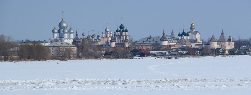 Ростов. Митрополичий двор. общий вид в ландшафте