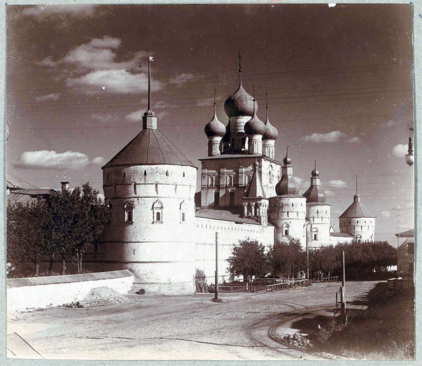 Ростов. Митрополичий двор. архивная фотография, Вид с северо-запада.  Альбом «Храмы и монастыри. Сергей Михайлович Прокудин-Горский. Из альбома 