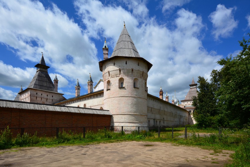 Митрополичий двор, Ростов Великий (Ростовский район, Ярославская область). дополнительная информация, Вид на кремль с юго-востока