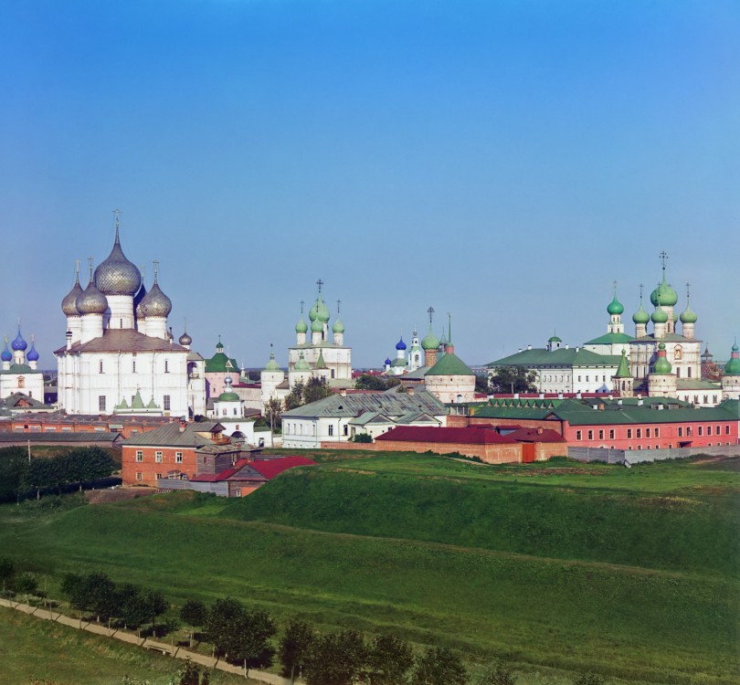 Митрополичий двор, Ростов Великий (Ростовский район, Ярославская область). архивная фотография, Фото С.М. Прокудина-Горского фото начала 20 века Общий вид Кремля с колокольни Всесвятской церкви.