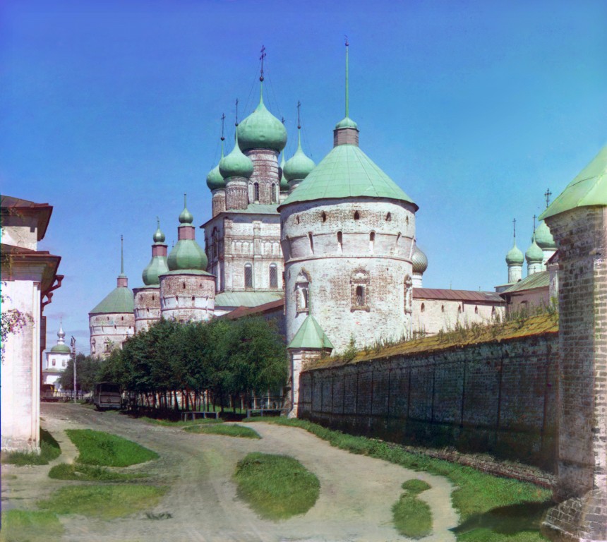 Митрополичий двор, Ростов Великий (Ростовский район, Ярославская область). архивная фотография, С. М. Прокудин-Горский. Вид на Кремль с берега озера Неро. Ростов Великий. 1911 год.
фото с http://prokudin-gorskiy.ru/image.php?ID=598