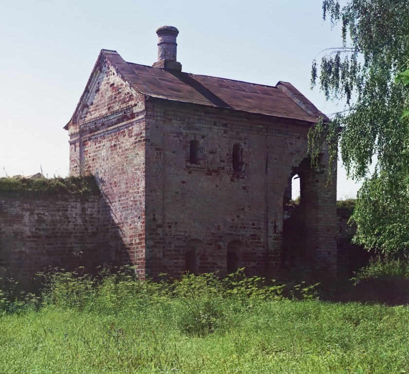 Митрополичий двор, Ростов Великий (Ростовский район, Ярославская область). архивная фотография, С. М. Прокудин-Горский. Каменное здание глубокой древности в саду Ростовского Кремля, которое по преданию служило баней Ростовского Архиерейского Дома. / [Княжеские бани в бывшем монастыре Григория Богослова.] 1911 год.
фото с http://prokudin-gorskiy.ru/image.php?ID=851