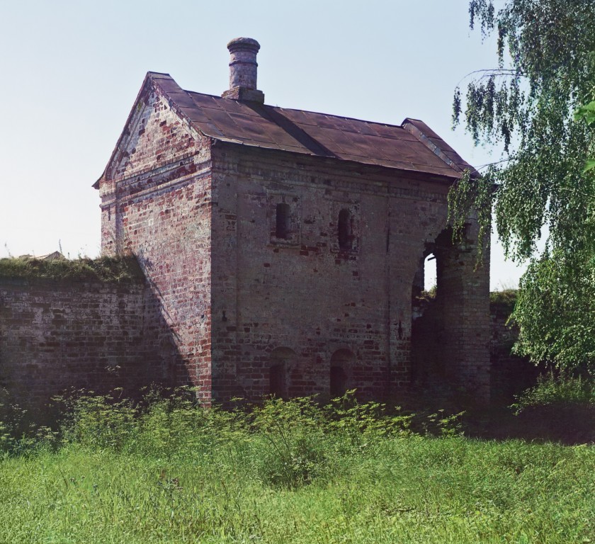 Ростов. Митрополичий двор. архивная фотография, С. М. Прокудин-Горский. Каменное здание глубокой древности в саду Ростовского Кремля, которое по преданию служило баней Ростовского Архиерейского Дома. / [Княжеские бани в бывшем монастыре Григория Богослова.] 1911 год.
фото с http://prokudin-gorskiy.ru/image.php?ID=851