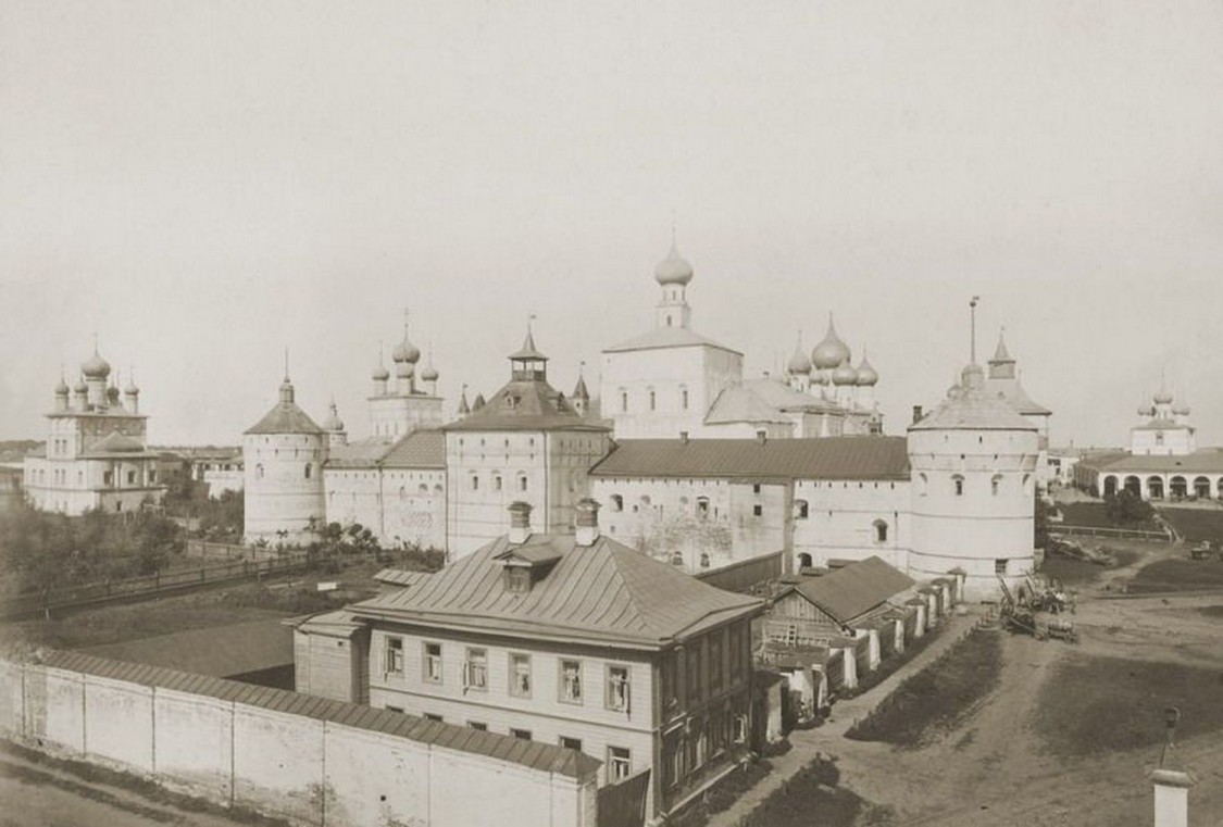 Ростов. Митрополичий двор. архивная фотография, Т.Л. Панов. 1900—1909 год с http://mhistory.dev.nordcode.ru/photo/51966