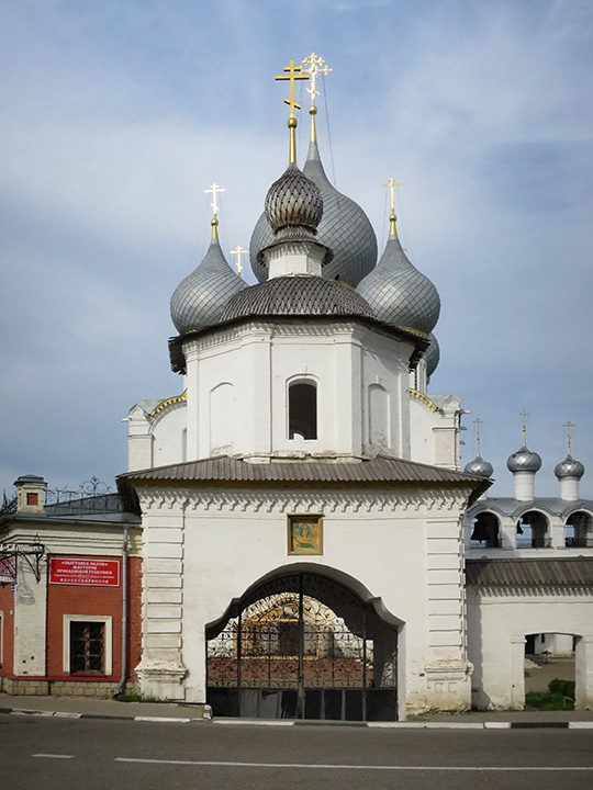 Митрополичий двор, Ростов Великий (Ростовский район, Ярославская область). дополнительная информация, Святые ворота соборной площади, 1754 г.
