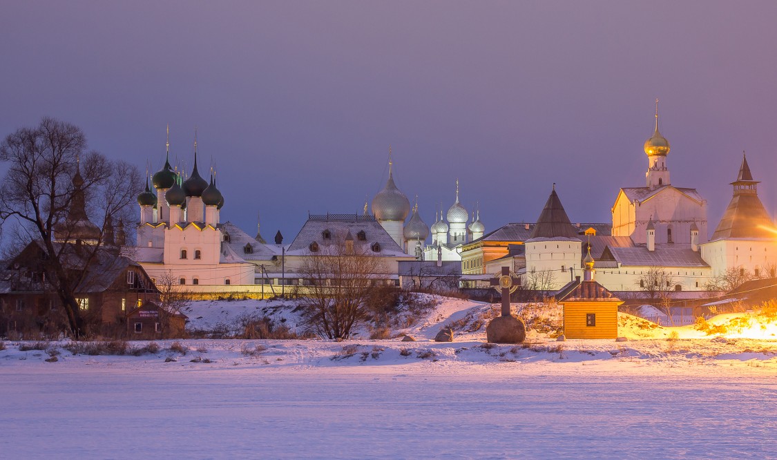 Митрополичий двор, Ростов Великий (Ростовский район, Ярославская область). фасады, Вид вечером