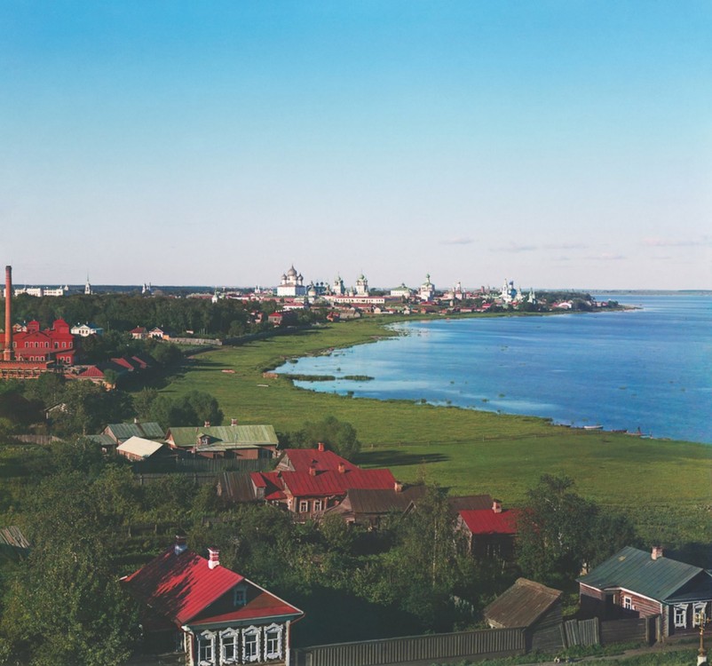 Митрополичий двор, Ростов Великий (Ростовский район, Ярославская область). архивная фотография, Фото С. М. Прокудина-Горского. Вид на кремль и озеро Неро с колокольни Спасо-Яковлевского Димитриева монастыря