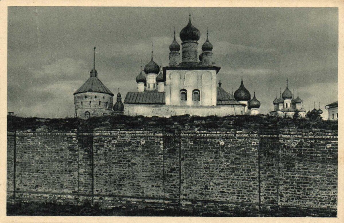 Митрополичий двор, Ростов Великий (Ростовский район, Ярославская область). архивная фотография, Фотография, с видом кирпичной стены и храмов Митрополичьего двора, выполненная в нач. ХХ века.