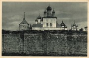 Митрополичий двор, Фотография, с видом кирпичной стены и храмов Митрополичьего двора, выполненная в нач. ХХ века.<br>, Ростов, Ростовский район, Ярославская область