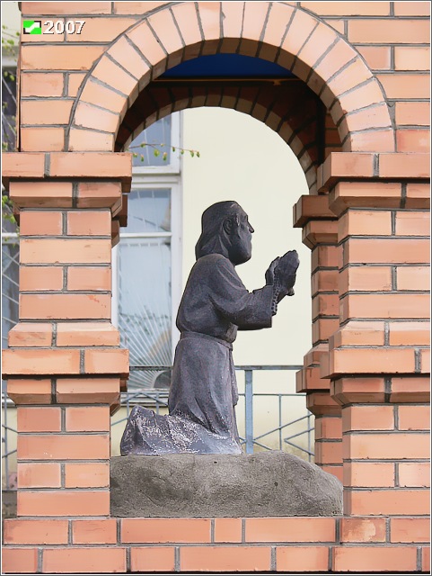 Церковь Серафима Саровского, Александров (Александровский район, Владимирская область). дополнительная информация, Фрагмент часовни с фигурой Преподобного старца Серафима Саровского внутри неё. Скульптор Юрий Иватько.