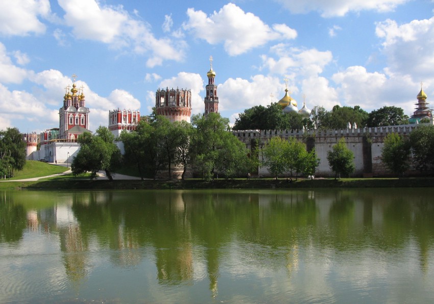 Хамовники. Новодевичий монастырь. общий вид в ландшафте