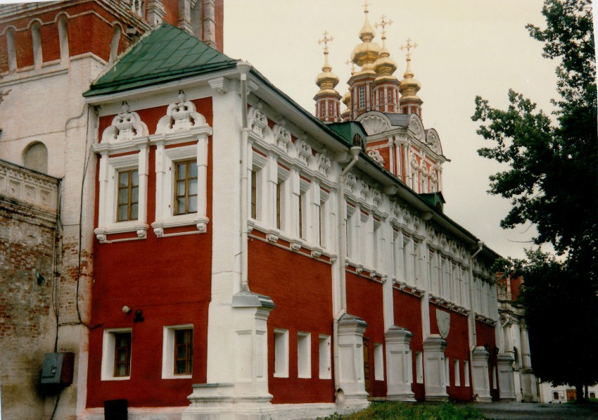 Новодевичий монастырь, Хамовники (Центральный административный округ (ЦАО), г. Москва). архитектурные детали, Лопухинские палаты. В 1960-х гг. на втором этаже недолго размещалась домовая церковь благоверного князя Даниила Московского